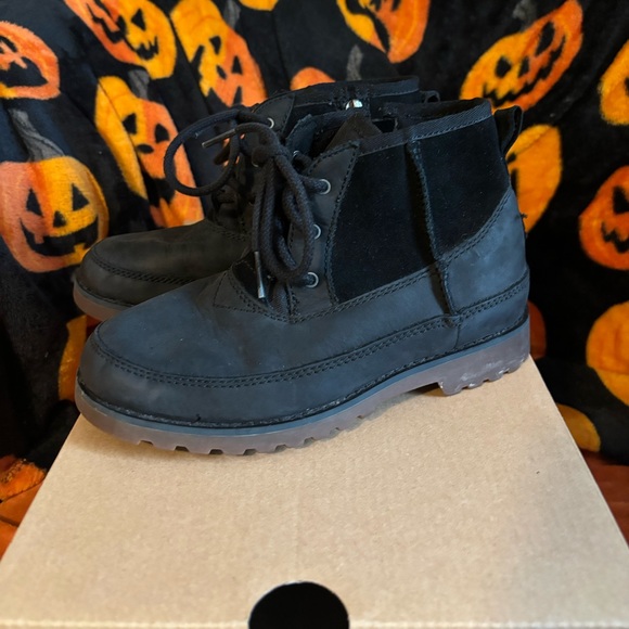 Ugg Boys Bradley Ankle Boot - Picture 4 of 8